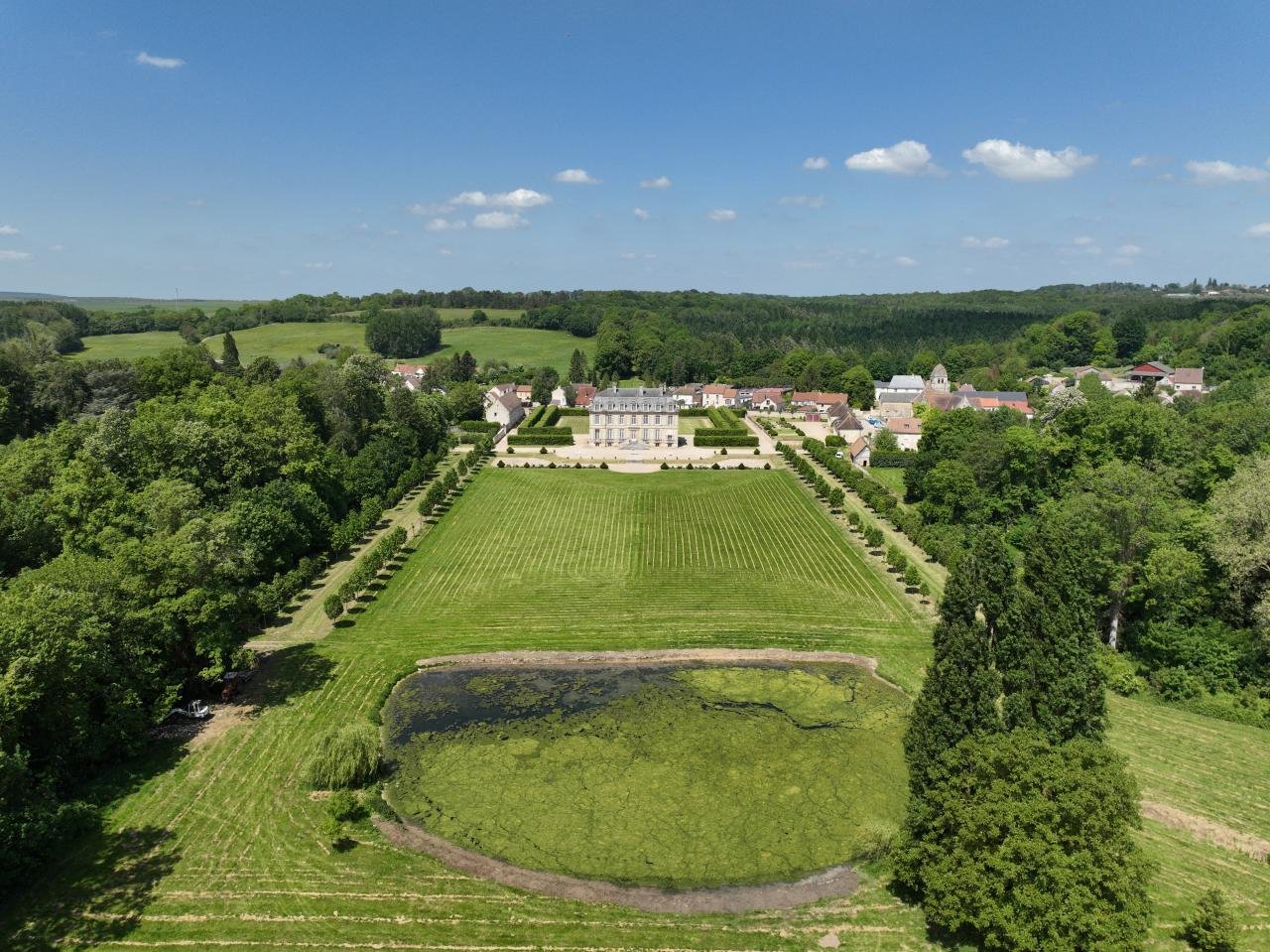 DJI_0116 Château français et jardins aériens historiques.