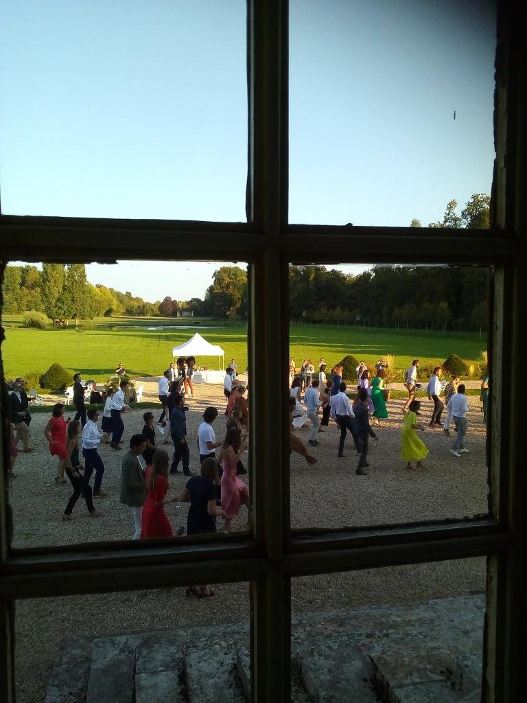 Réception mariage, danse invités, château, jardin, été