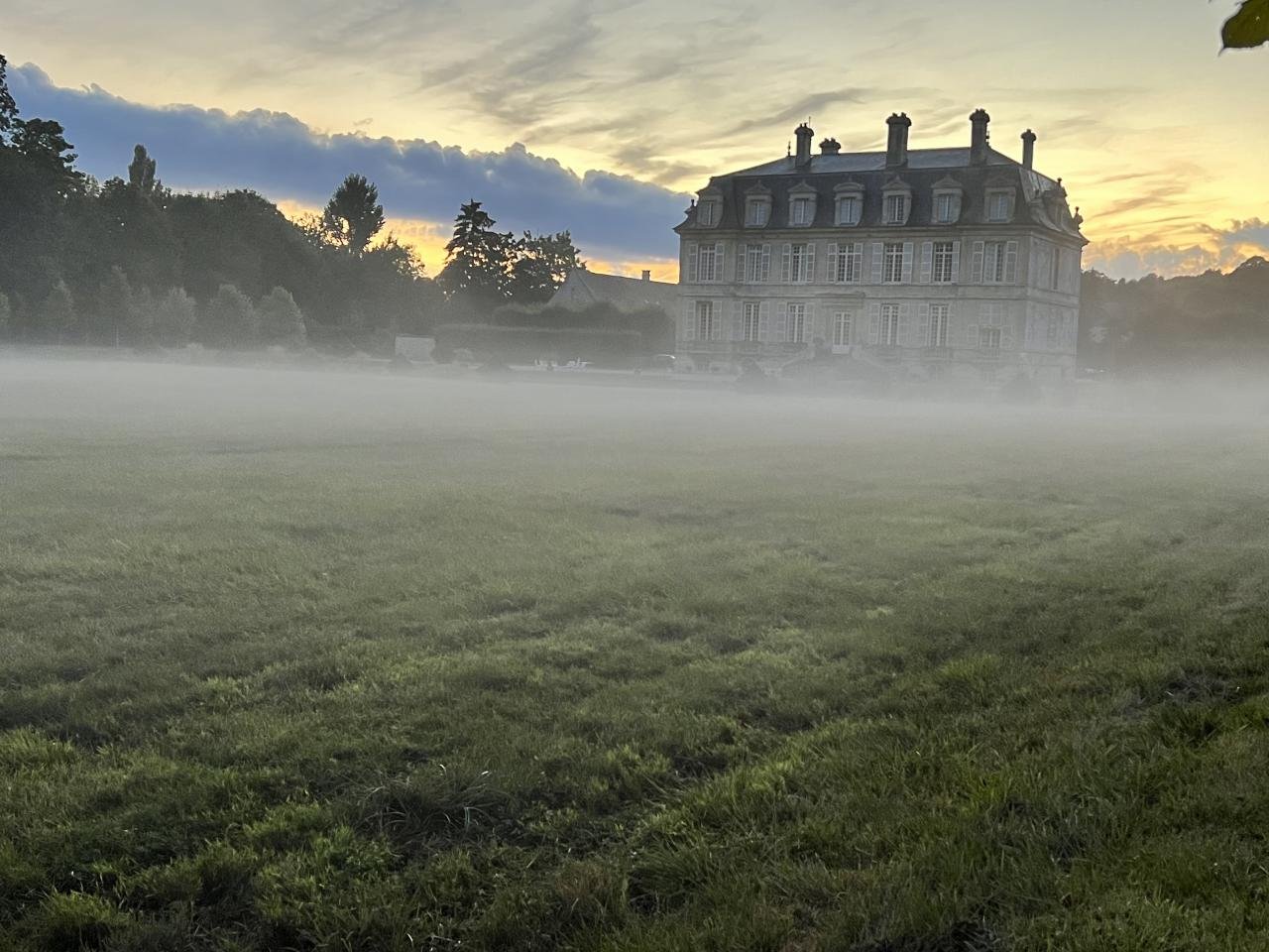 IMG_4825 Château français brumeux au lever du soleil.