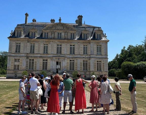 Visite guidée devant un château français.