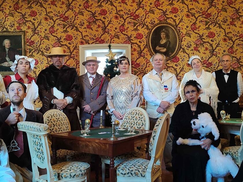 Personnes costumées dans une pièce vintage décorée.